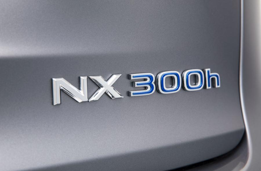 Логотип Lexus NX300h 2017 года  (NA) (фото 7 из 28)